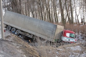 800px-Truck_accident_in_Russia,_2008 (1)