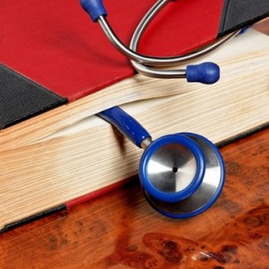 a blue stethoscope liegtn in a medical book